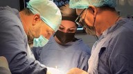 Investigan a madre mexicana por permitir que su pareja implantara senos a su hija de 14 años y muriera