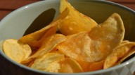 Una experta en protocolo advierte cómo debemos comer las patatas fritas: "Hay que evitar hacer la excavadora"