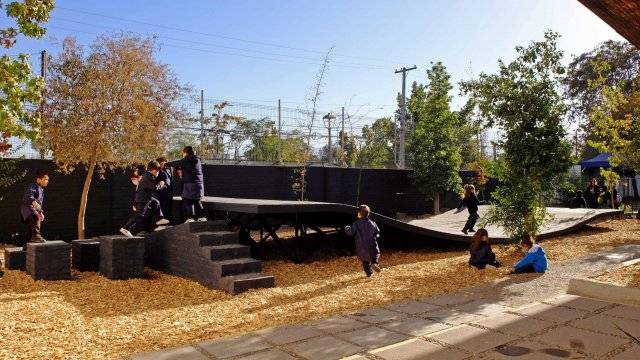 Fundación fomenta el juego libre llevando la naturaleza a los patios de colegios