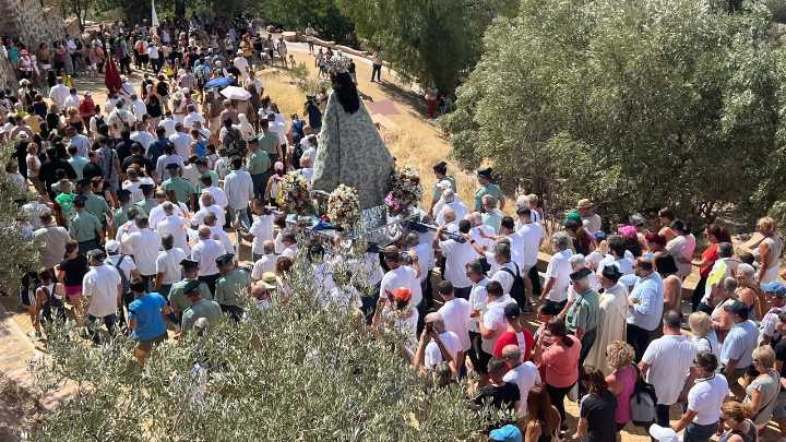 La romería de la Virgen de la Fuensanta marca el inicio de la Feria de Murcia con su llegada a la Catedral