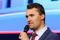 Disparan a Charlie Kirk, ideólogo juvenil del movimiento MAGA, durante un debate en Utah, según 'NBC'