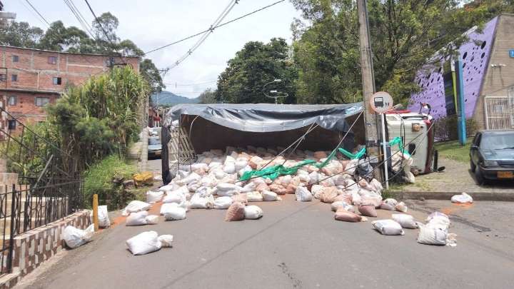 Volcamiento de camión restringe el ingreso al corregimiento de Altavista