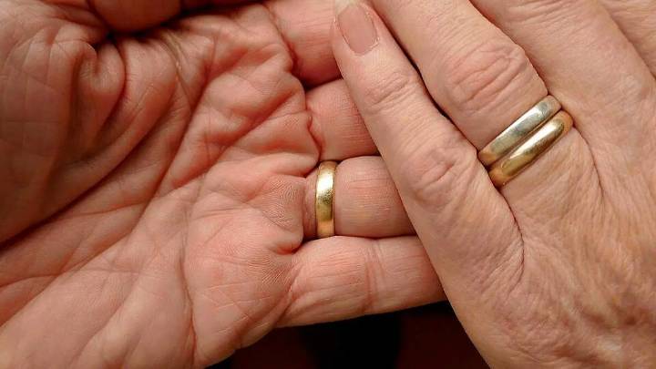 Hombre se casa con su cuidadora horas antes de morir: inicia batalla por 5.5 millones de euros