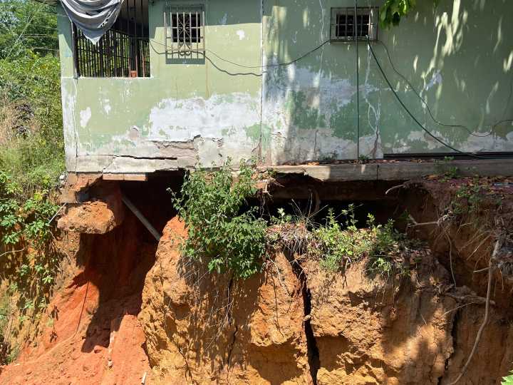 Casa en Ciudad Bolívar corre peligro por cárcava
