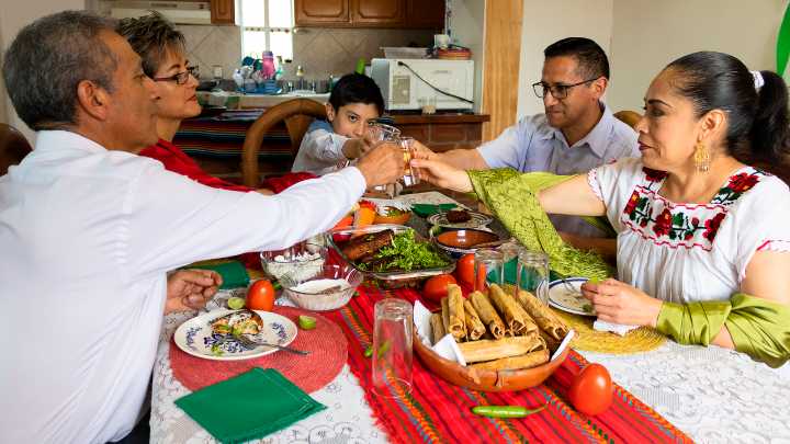 ¿Cuánto gastan los mexicanos en las fiestas patrias 2025? Guisados, pozole y presupuestos familiares
