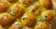 Pancitos de ajo rellenos de queso hechos en casa