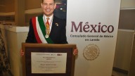 Recibe Víctor Treviño Jr. premio Ohtli en Laredo; estos son sus méritos