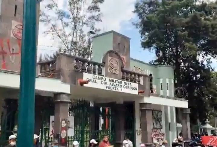 Protesta por Ayotzinapa llega al Campo Militar número 1, en CDMX: tiran puerta con camión