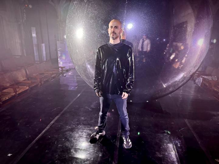 Santiago Cumplido presenta Egregor: un ritual futurista en la Capilla Gótica del Helénico