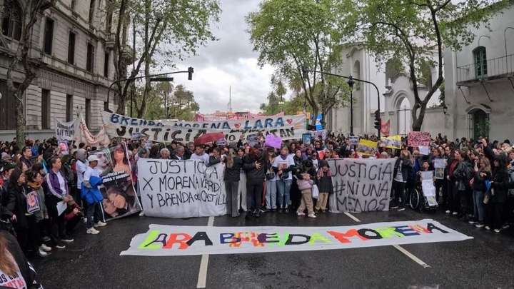 Masiva marcha en todo el país por los femicidios de Brenda, Morena Y Lara