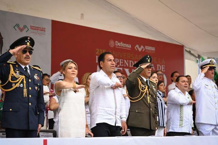 EDUARDO Ramírez presencia desfile cívico-militar por el 215 aniversario de la Independencia