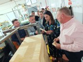 La consejera Sara Rubira destaca la importancia del sector de envases de madera como industria auxiliar para los productores hortofrutícolas