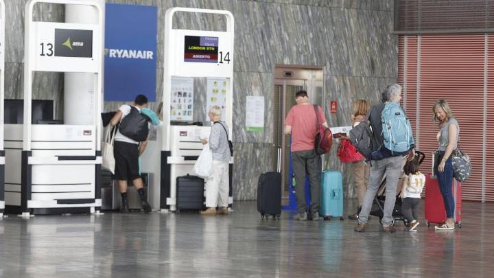 La reacción de los zaragozanos al 'tijeretazo' de los vuelos de Ryanair: "Zaragoza se queda incomunicada"