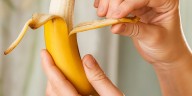 ¿Qué pasa si como los “hilitos blancos” de la banana?
