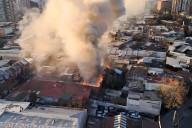 18 compañías de Bomberos trabajan para controlar violento incendio en bodega de Recoleta