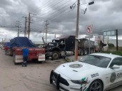Chocan tráileres en Eje 140 de Zona Industrial