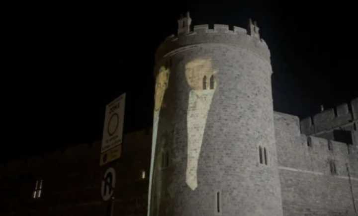 Así dan la bienvenida a Trump en Reino Unido: exhiben su foto con Epstein en el castillo de Windsor (Video)