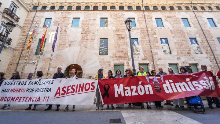 Las víctimas de la dana dejan las Cortes a modo de protesta