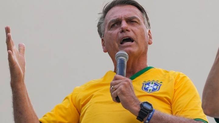 Trasladan de urgencia a Bolsonaro a centro médico tras crisis de hipo, vómitos y presión baja