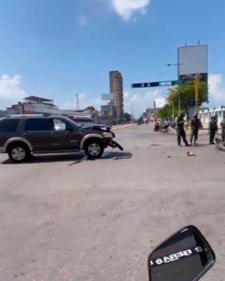 Camioneta y convoy chocaron en el cruce de Bolívar y Ayacucho