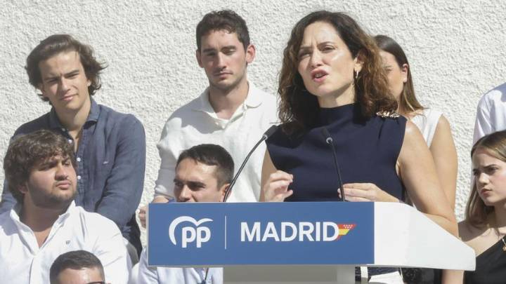 Ayuso: "Los más violentos, los etarras, con el pañuelo palestino, que siempre lo llevan ellos también son precisamente los que más lo jalean"