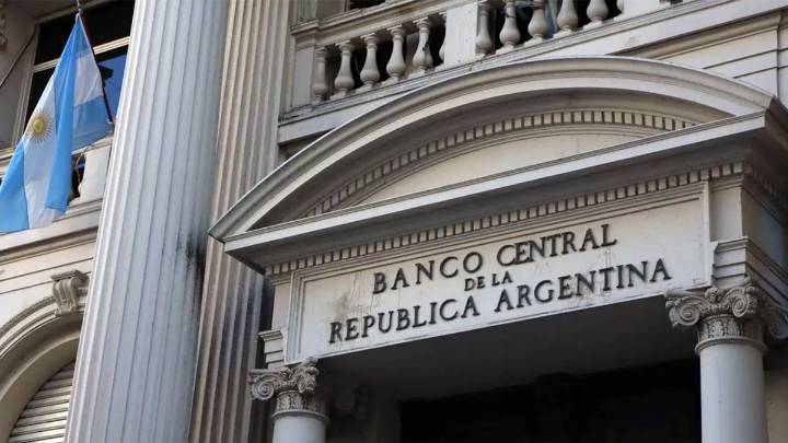 El BCRA restablece la restricción cruzada entre el dólar oficial y los financieros