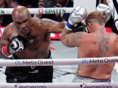 El curioso episodio de Greg Abbott con el boxeo: ¿Estuvo en la pelea de Mike Tyson con Jake Paul?