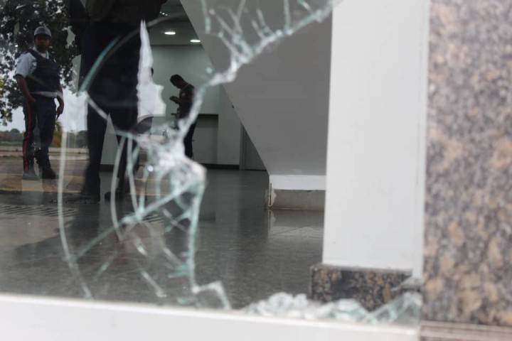 Rompen vidrio exterior y logran entrar a oficina del Banco de Venezuela en Tucupita