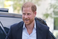 El príncipe Enrique llega a palacio para visitar a su padre, Carlos III, según la BBC