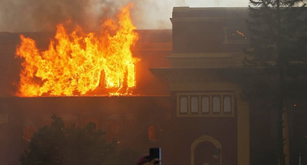 Nepal en llamas: manifestantes queman edificios del gobierno pese a renuncia del primer ministro