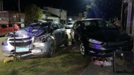 Impactante accidente en Santo Tomé: un auto chocó a otro estacionado y terminaron arriba de la vereda