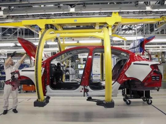 Las automotrices, en estado de alerta por la suba del dólar