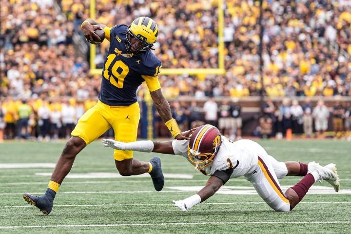 Deadspin | Bryce Underwood helps No. 23 Michigan maul Central Michigan