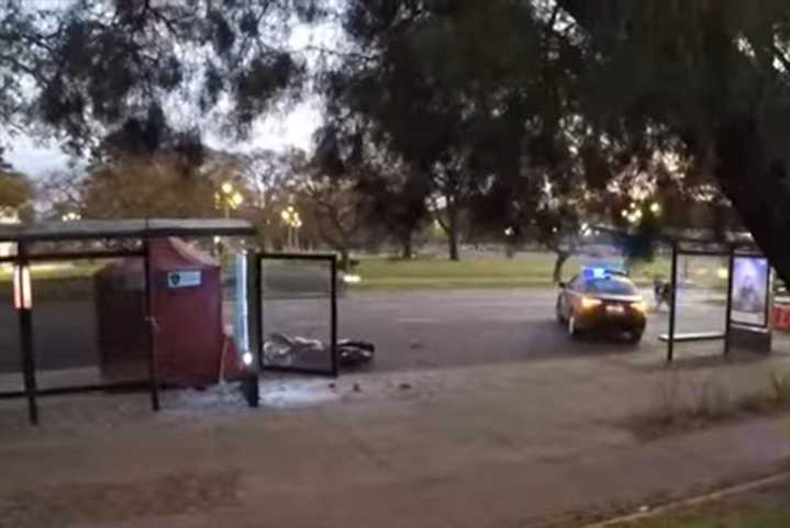 Sobre Libertador. Perdió el control de su moto, chocó contra una parada de colectivos en Recoleta y murió