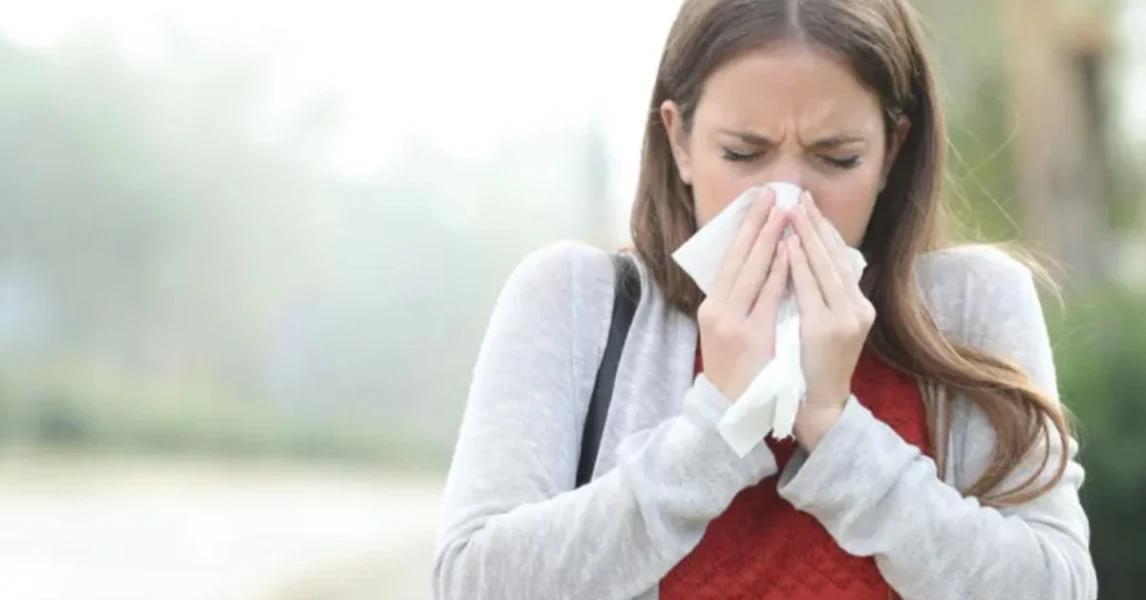 Rinitis alérgica: Los 7 síntomas que suelen aparecer en primavera y cómo evitar que deriven en asma y otitis