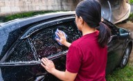 Lavar el auto constantemente: qué dice de vos, según la psicología