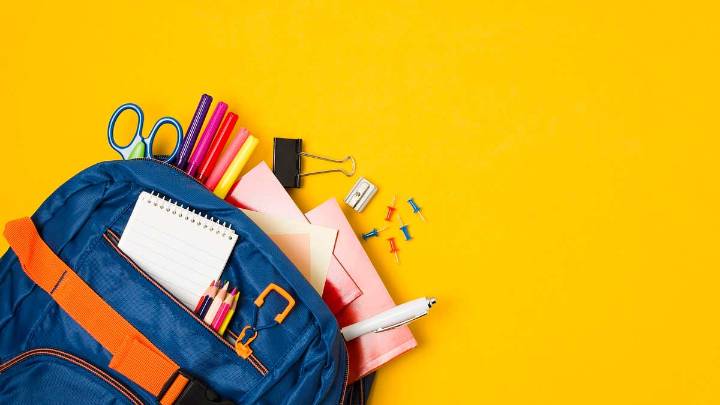 Valga, entre los escasos concellos que garantizan ayudas económicas para material y transporte escolar