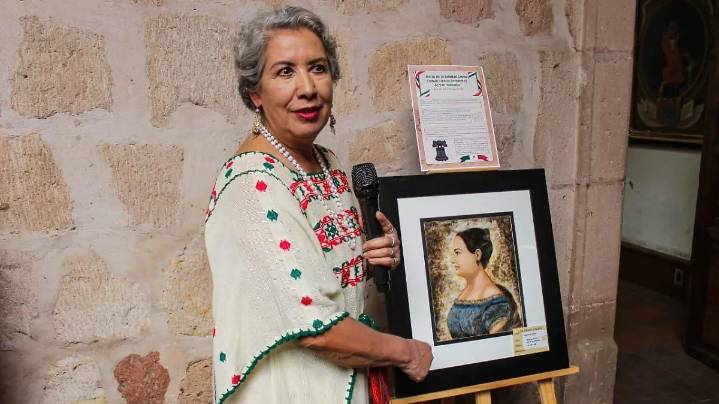 Puruandirense Lilia Álvarez González expone arte plumario sobre mujeres emblemáticas de la Independencia de México