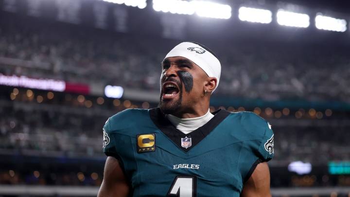 Jalen Hurts' touchdown draws Eagles even with Cowboys 7
