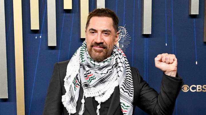 Javier Bardem con un pañuelo palestino en los premios Emmy