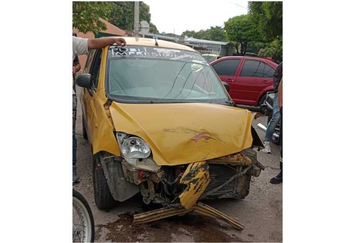 Taxista resultó herido en aparatoso accidente