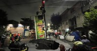 Tras 12 horas, recuperan camión de refrescos que cayó a socavón en Iztapalapa