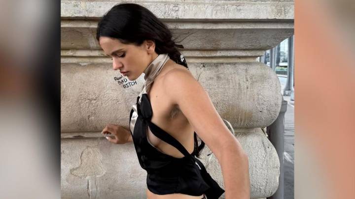 Rosalía sorprende con las axilas teñidas de blanco en la Semana de la Moda de París