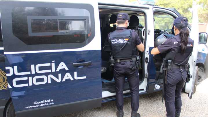 La Policía Nacional libera a un hombre secuestrado en un piso de Madrid tras pedir auxilio lanzando servilletas por la ventana