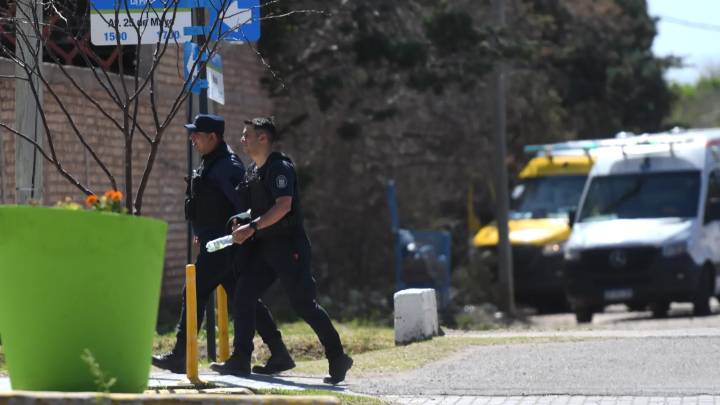 Una adolescente dispara con un arma y se atrinchera en un colegio de Argentina