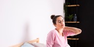Por qué la almohada podría estar arruinando el sueño y cómo elegir la opción correcta según expertos