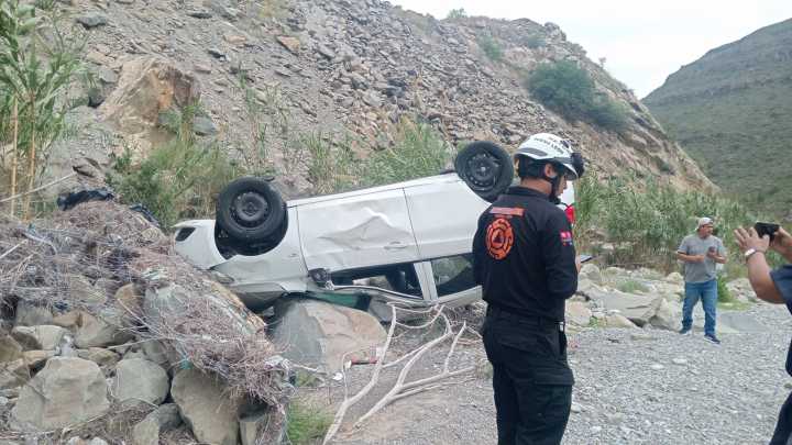 Vehículo se desbarranca en García; 2 lesionados leves