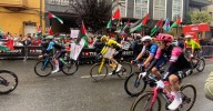 Galería | La lluvia y las protestas propalestina marcan la Vuelta a su paso por O Barco