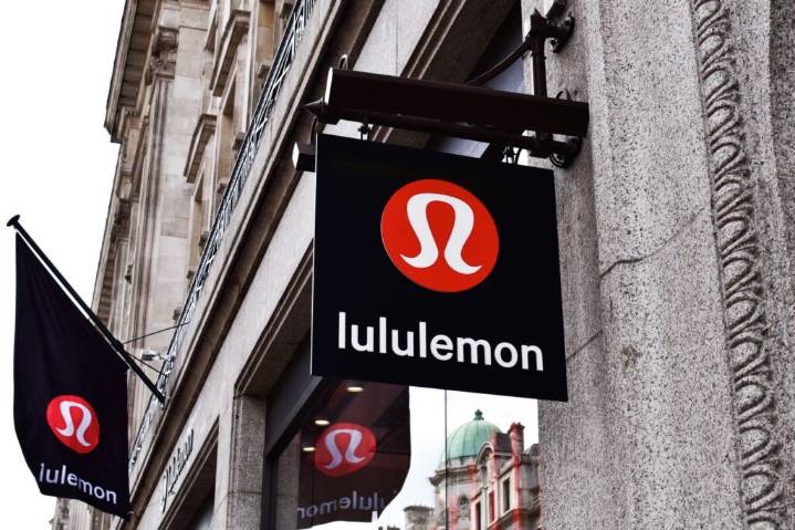 Acciones de Lululemon (LULU) caen tras previsiones recortadas y ventas débiles en EE. UU.