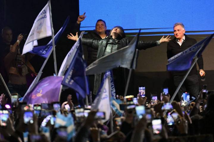 En mitin casi vacío, Milei cierra campaña rumbo a comicios legislativos